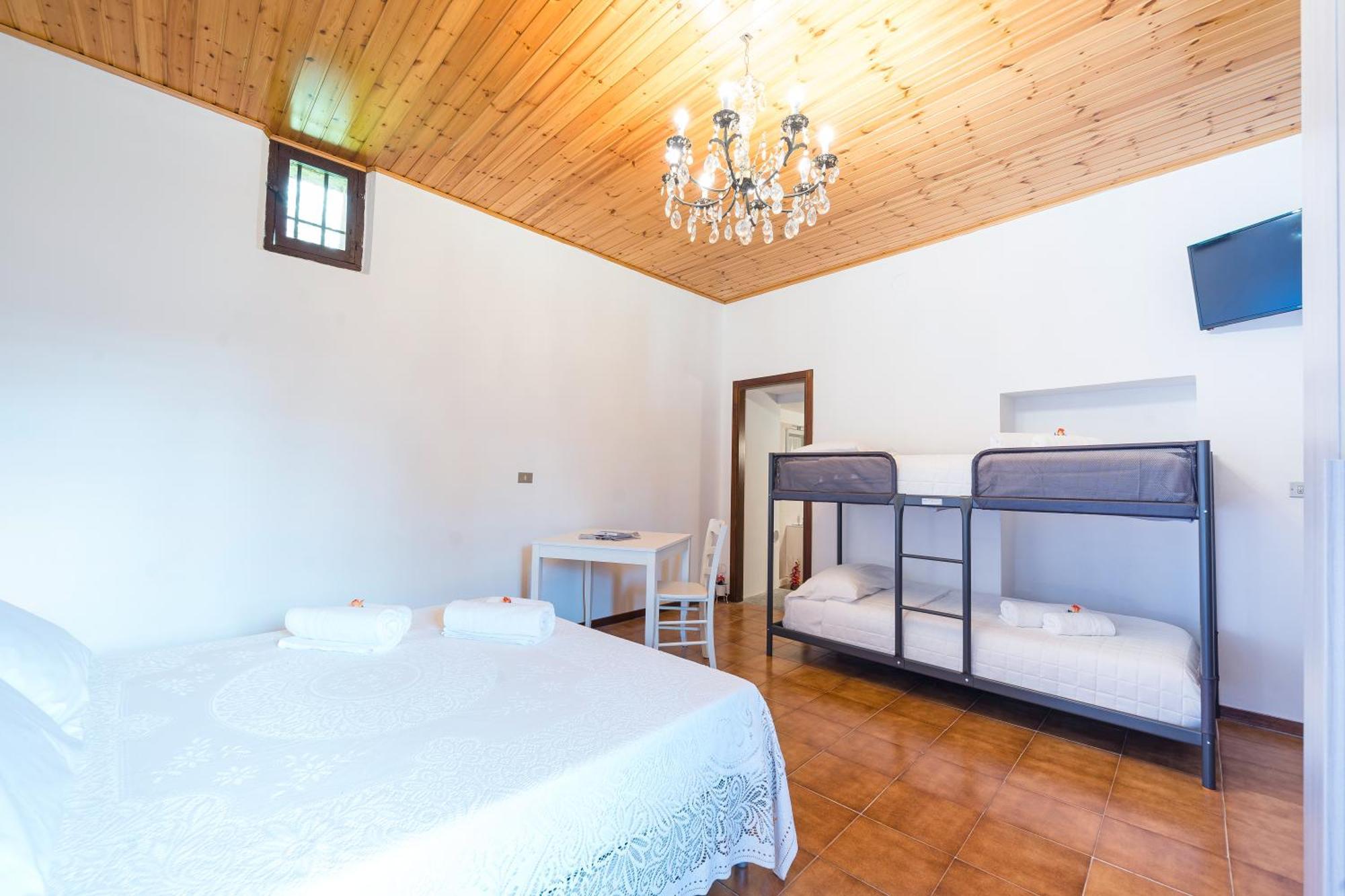 B&B La Corte And Home Restaurant - Free Parking - 10 Minutes To The Lake And Centre 코모 외부 사진