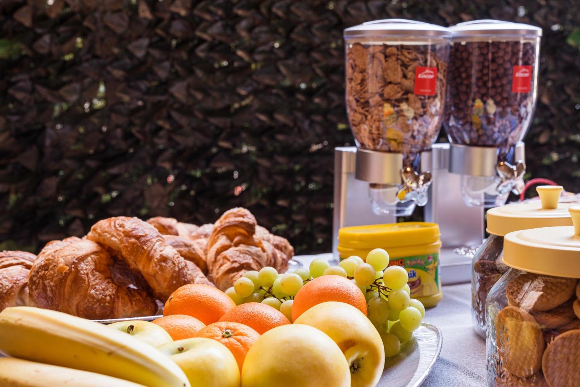 B&B La Corte And Home Restaurant - Free Parking - 10 Minutes To The Lake And Centre 코모 외부 사진