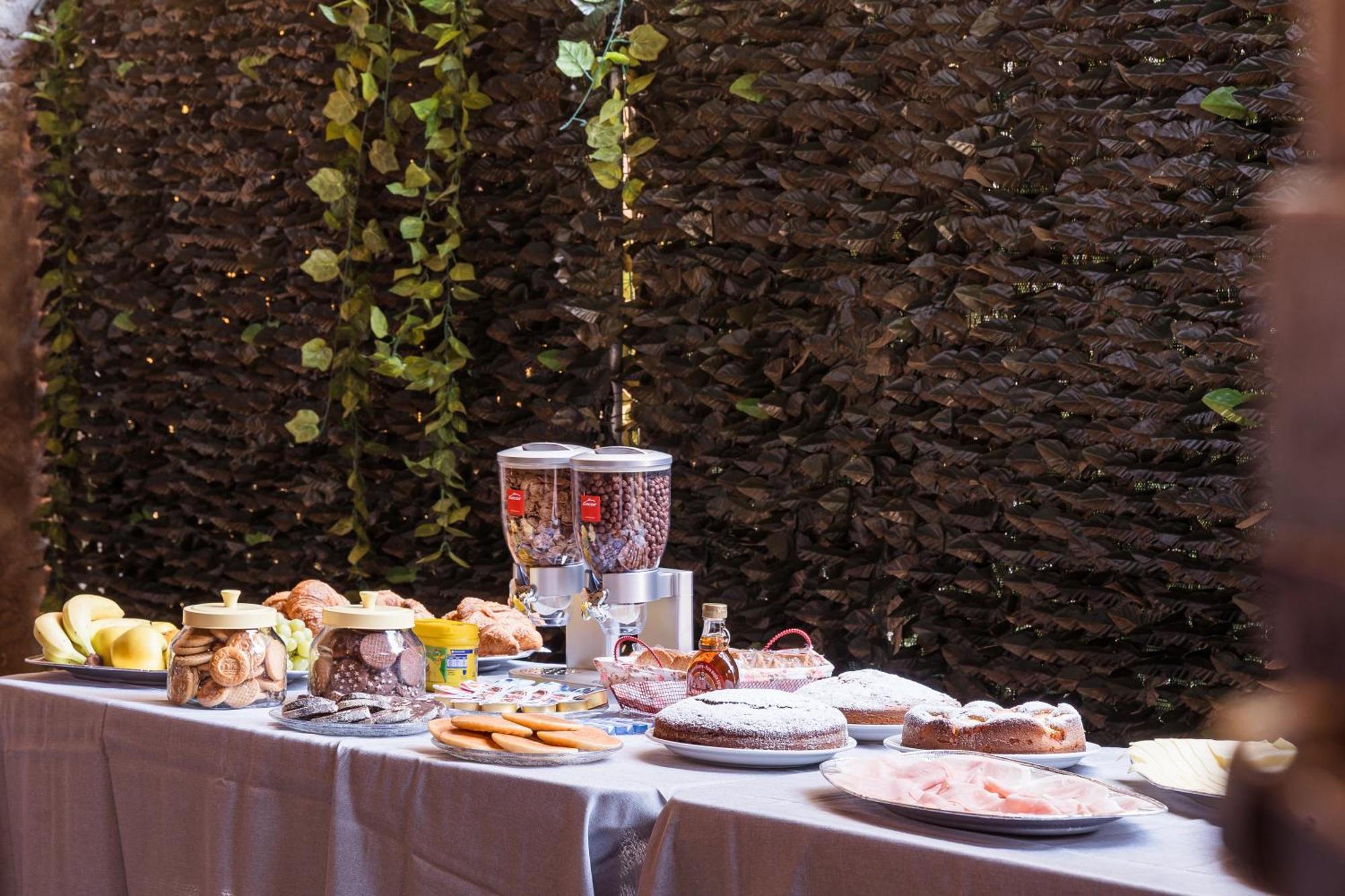 B&B La Corte And Home Restaurant - Free Parking - 10 Minutes To The Lake And Centre 코모 외부 사진