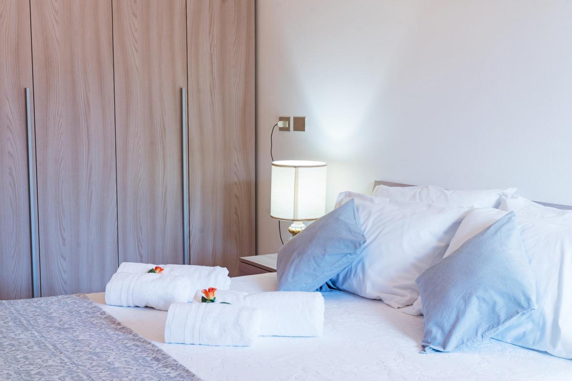 B&B La Corte And Home Restaurant - Free Parking - 10 Minutes To The Lake And Centre 코모 외부 사진