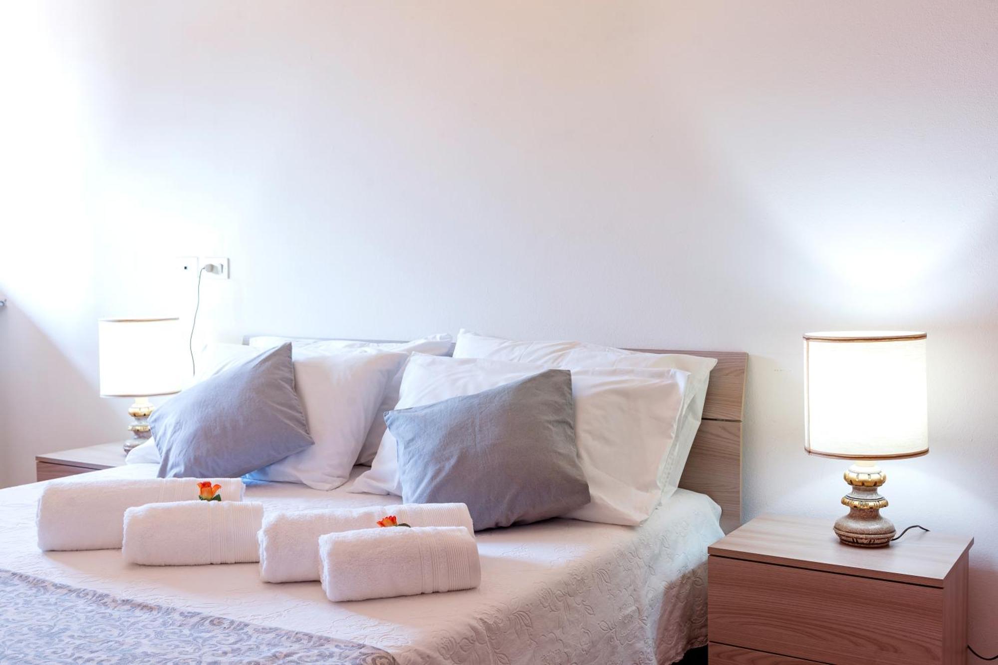 B&B La Corte And Home Restaurant - Free Parking - 10 Minutes To The Lake And Centre 코모 외부 사진