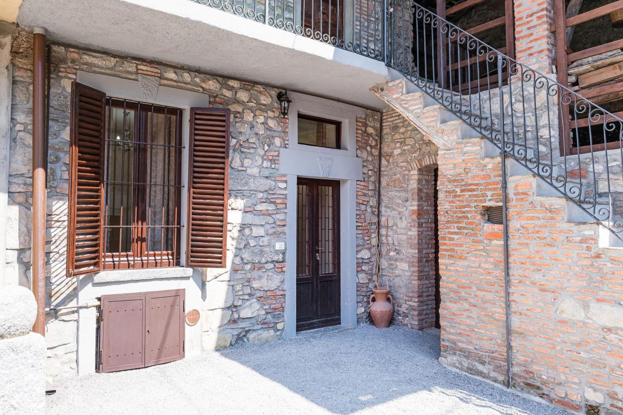B&B La Corte And Home Restaurant - Free Parking - 10 Minutes To The Lake And Centre 코모 외부 사진